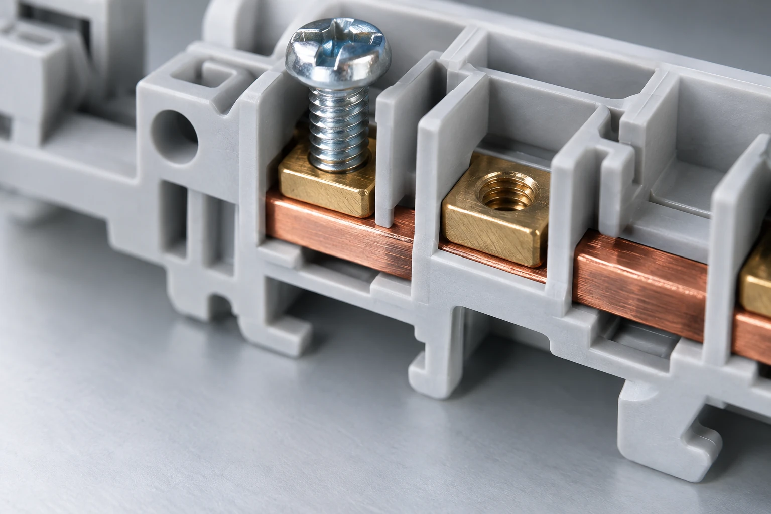 Messingmuttern in einer elektrotechnischen Baugruppe